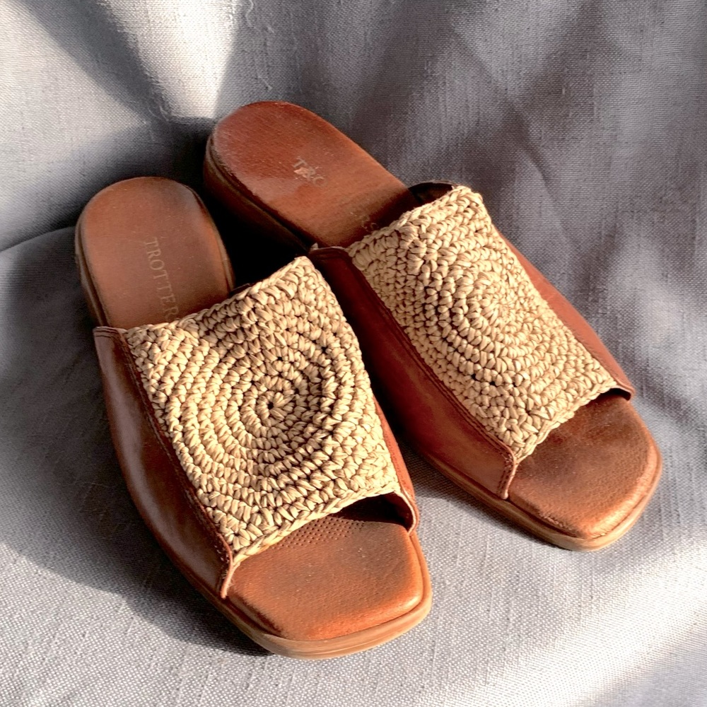 Natural leather woven raffia top Trotters size 8 wedge sandals